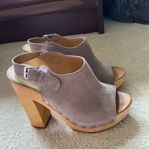 Platform open toe sandal. Dolce Vita size 6